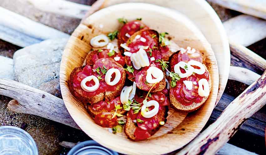 Tartines espagnoles de pain &agrave; la tomate, chorizo et petits calmars