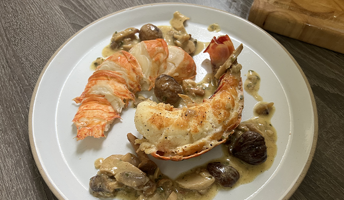 Langouste flamb&eacute;e au cognac, champignons et marrons &agrave; la cr&egrave;me