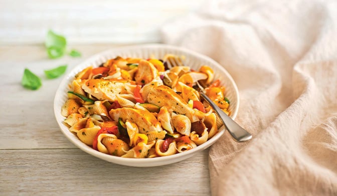 Emincés de poulet, conchiglie complètes, légumes — vue 2