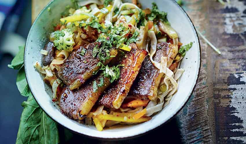 Nouilles saut&eacute;es aux l&eacute;gumes asiatiques et canard