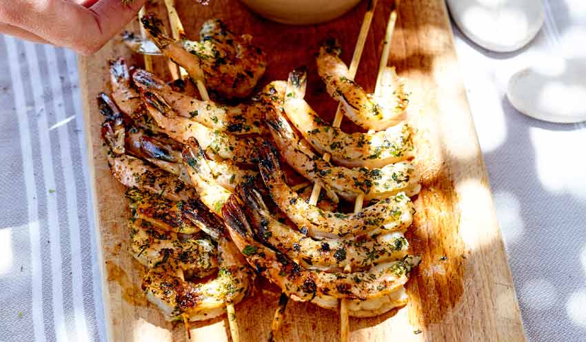 Brochettes de crevettes &agrave; l&rsquo;ail et &agrave; l&rsquo;estragon, sauce au yaourt et s&eacute;same