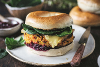 Burger de carotte et pois chiches, ketchup de betterave, et comt&eacute;