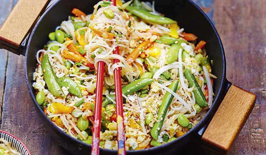 Nouilles saut&eacute;es aux l&eacute;gumes et s&eacute;same