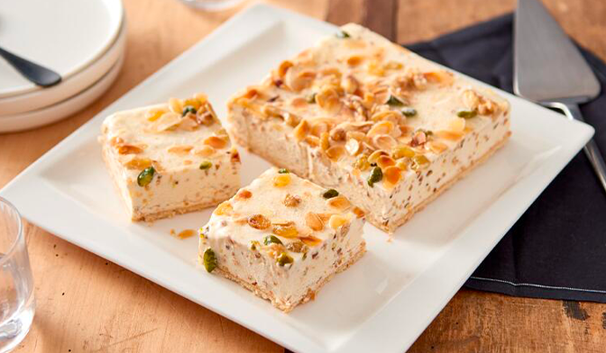 Nougat glacé, crème au nougat, biscuit aux amandes — vue 2