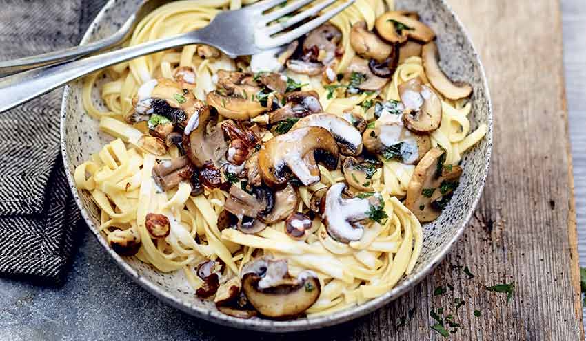 Fettucine cr&eacute;meuses aux champignons de Paris, noisettes et persil