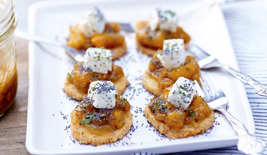 Sabl&eacute;s au parmesan, compot&eacute;e de mangue et cubes de fromage frais