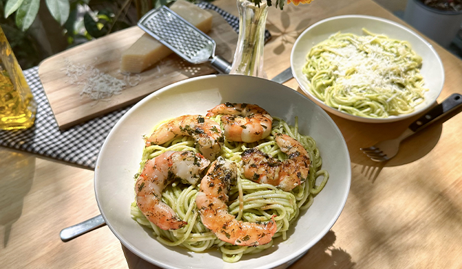 Spaghetti verdi et crevettes aux herbes et &agrave; l'ail