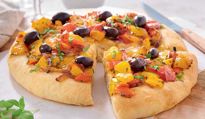 Focaccia aux poivrons, oignons rouges et olives
