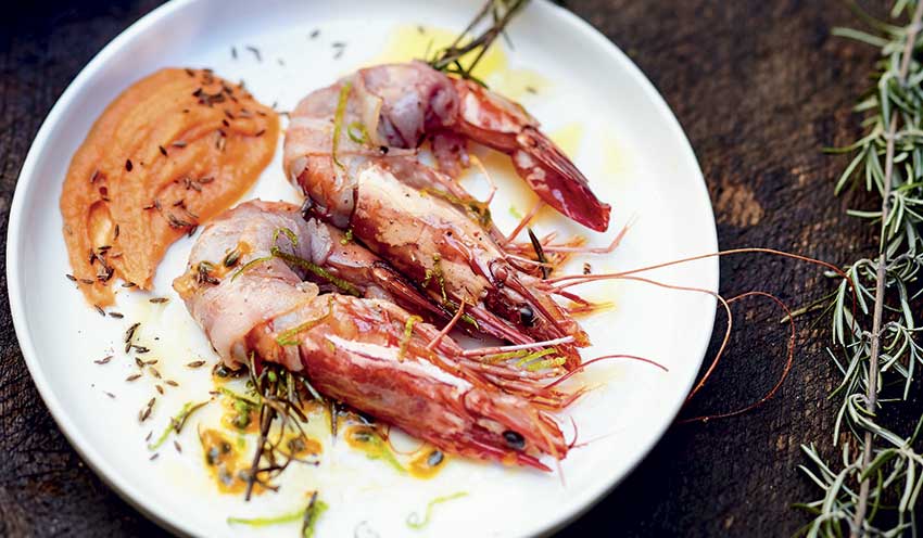 Crevettes au lard, mousseline patate douce-passion