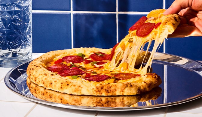 Pizza 3 fromages salami sauce barbecue — vue 2