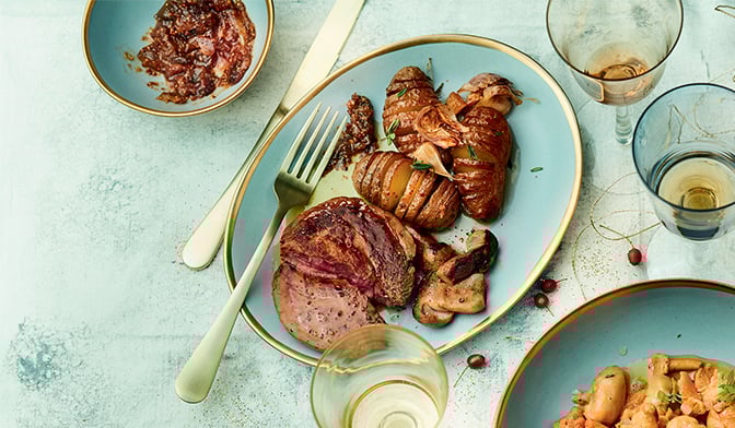 Tournedos, condiment figue-vin rouge, pommes de terre hasselback au thym et ail en chemise, jeunes c&egrave;pes po&ecirc;l&eacute;s