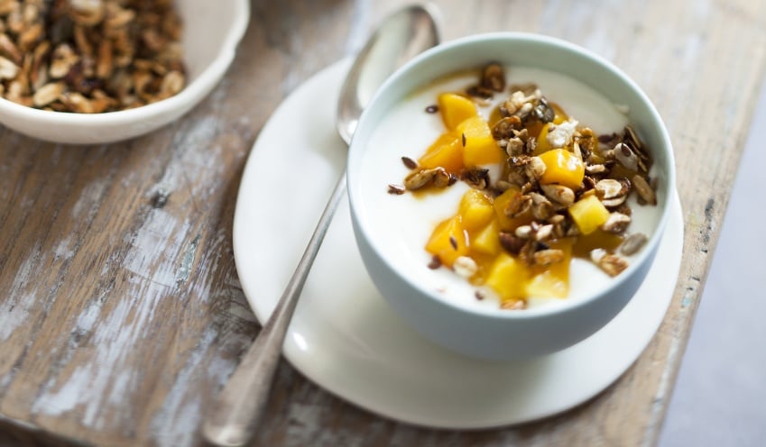 Tartare de mangue et ananas, granola maison minute