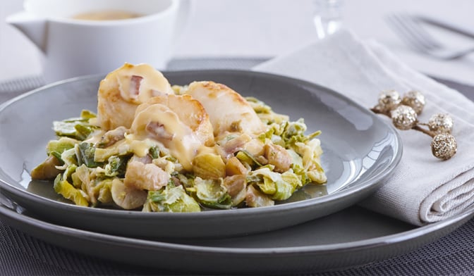 St Jacques snack&eacute;es, sauce cr&eacute;m&eacute;e au lard, poireaux aux ch&acirc;taignes