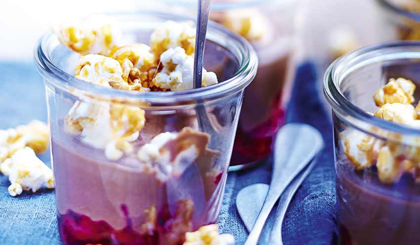 Pot de cr&egrave;me chocolat-framboise et pop-corn caram&eacute;lis&eacute;