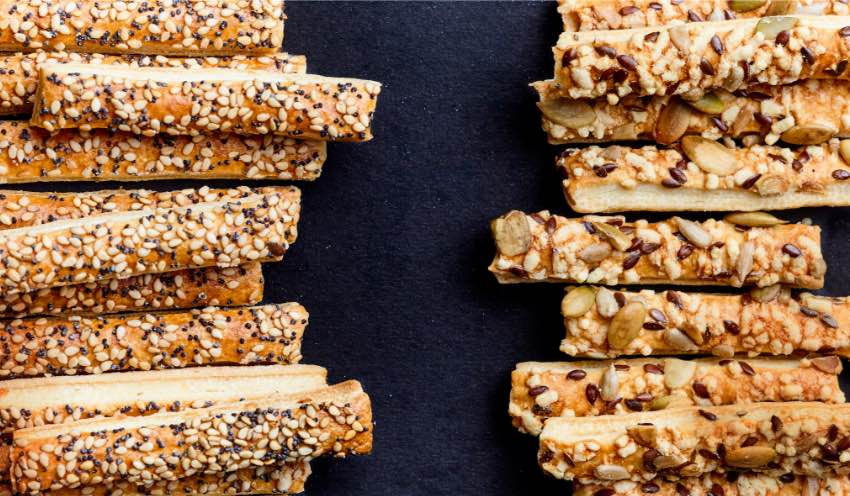 Assortiment de sticks feuilletés graines-fromages — vue 2