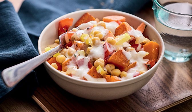 Bol de patate douce grillée, pois chiche, tomate — vue 2