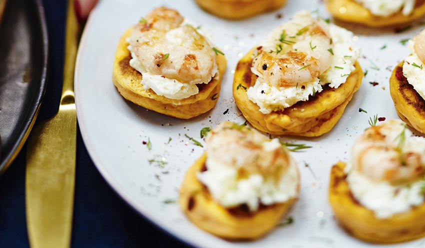 Mini-pancakes de patate douce, langoustine et cr&egrave;me fouett&eacute;e &agrave; la cardamome