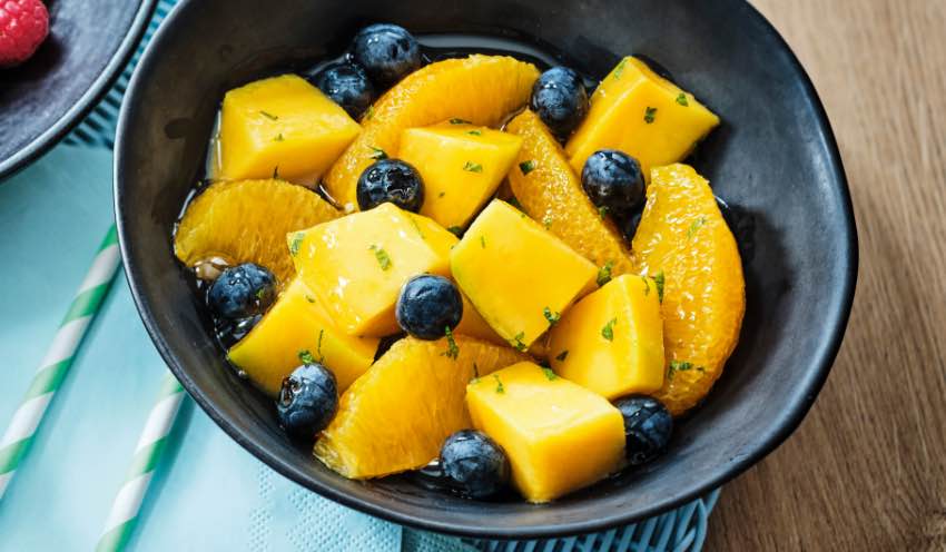 Salade de fruits bio, mangues, oranges, blueberries — vue 2