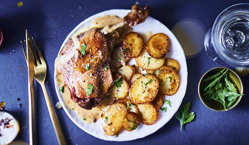 Cuisse De Canard Confite Sauce Au Poivre Vert Et Pommes De Terre A