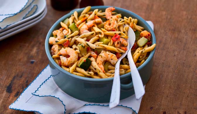Pâtes, crevettes, courgettes grillées, sauce au basilic — vue 2