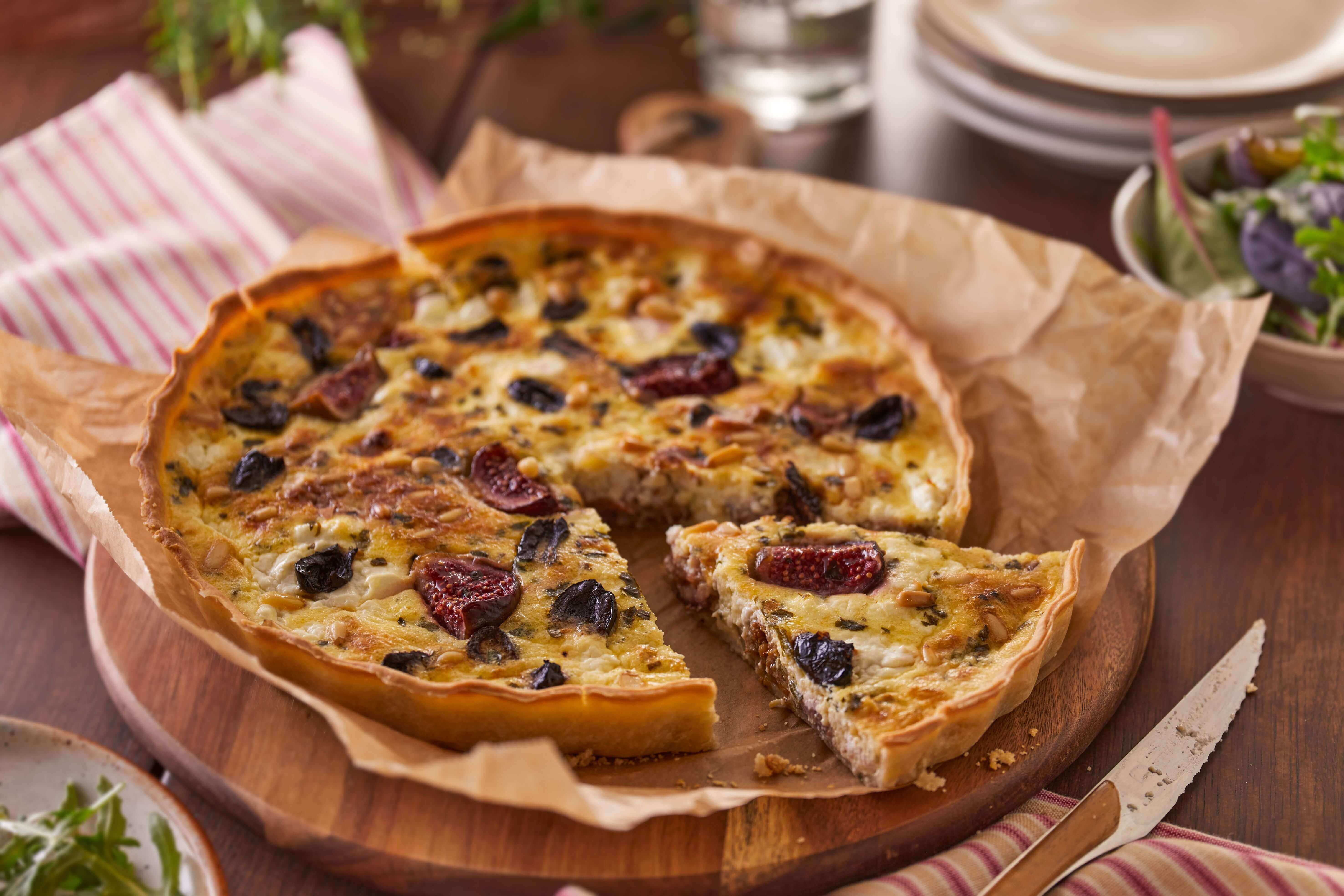 Tarte aux figues, ch&egrave;vre frais et olives de Kalamata