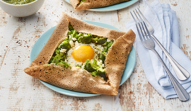 Galettes de bl&eacute; noir, brocolis au pesto, feta