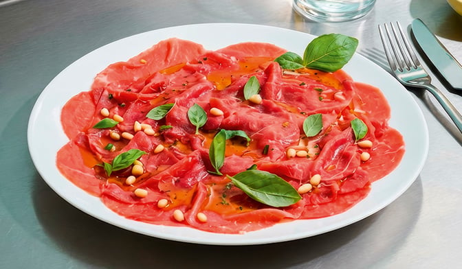 Carpaccio de bœuf et sa marinade à l'huile d'olive 5 % et au basilic — vue 2