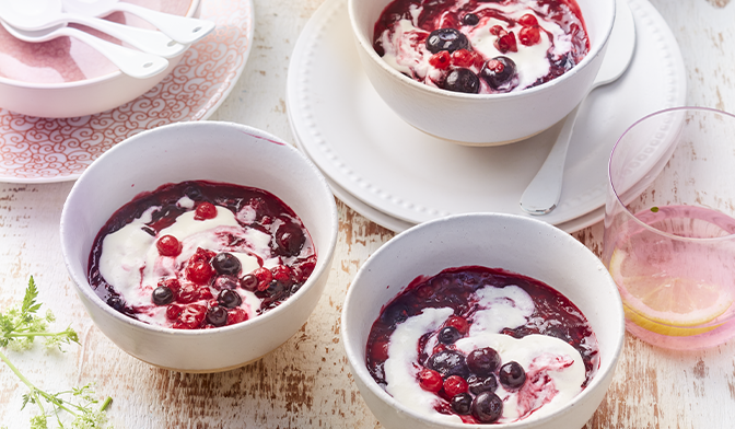 Compot&eacute;e de fruits rouge &agrave; la cr&egrave;me
