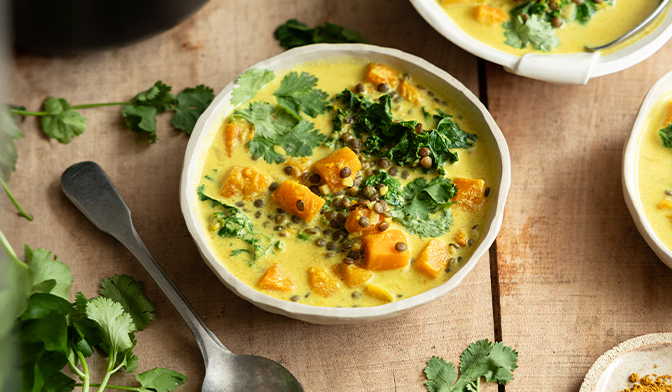 Bouillon veggie au lait de coco, courge et lentilles