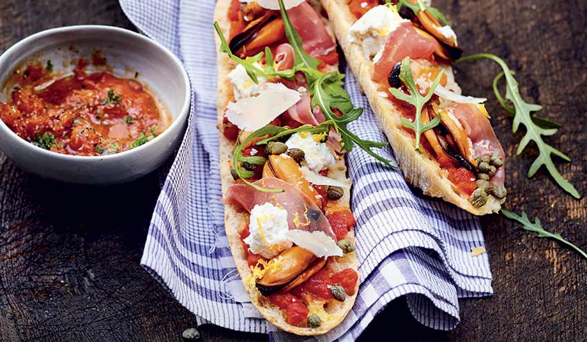 Tartines aux moules, jambon cru et parmesan