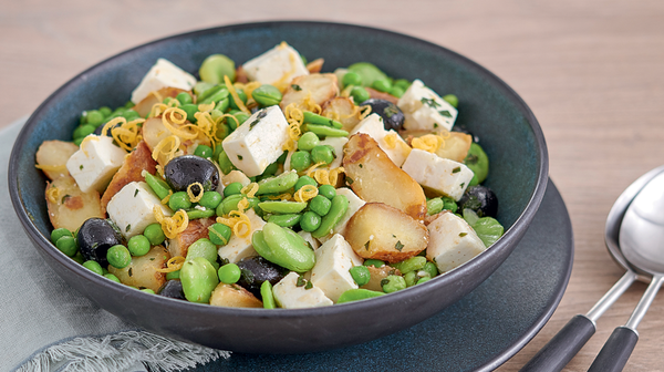 Salade de pommes de terre, f&egrave;ves, petits pois, feta