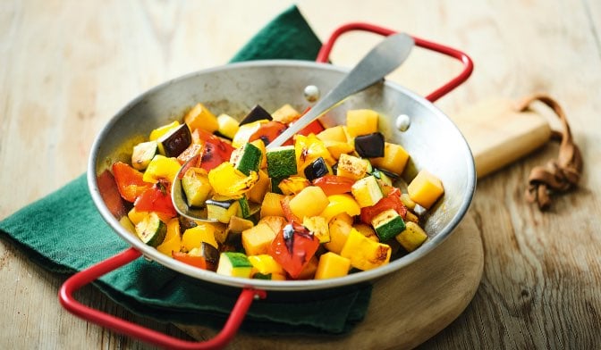 Mélange de légumes grillés et pommes de terre bio — vue 2
