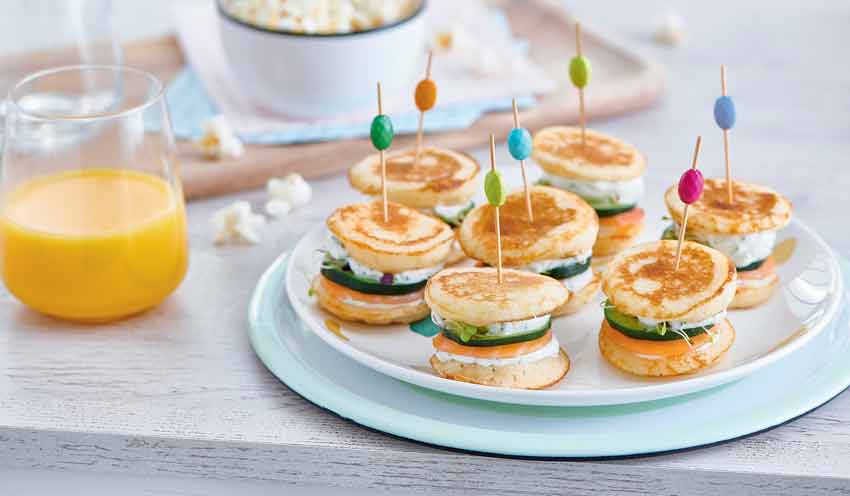 Mini-club blinis au saumon fum&eacute; et aux herbes