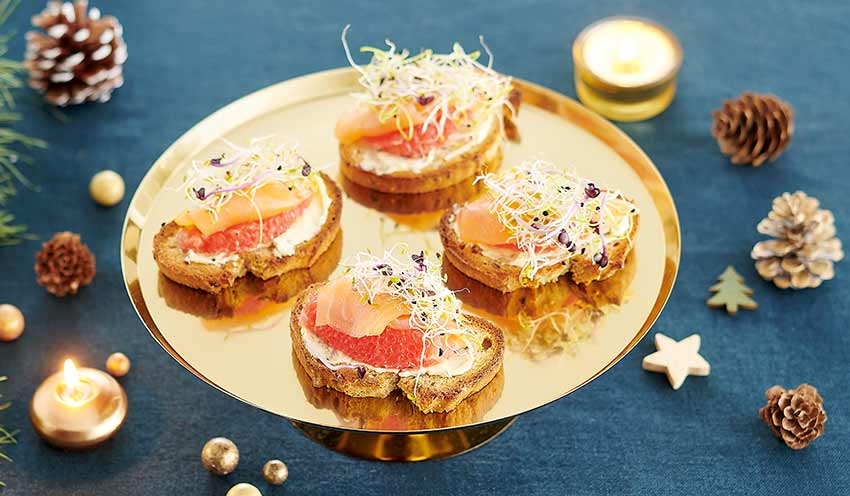 Toasts de saumon fum&eacute; au beurre d'herbes, pamplemousse et graines germ&eacute;es