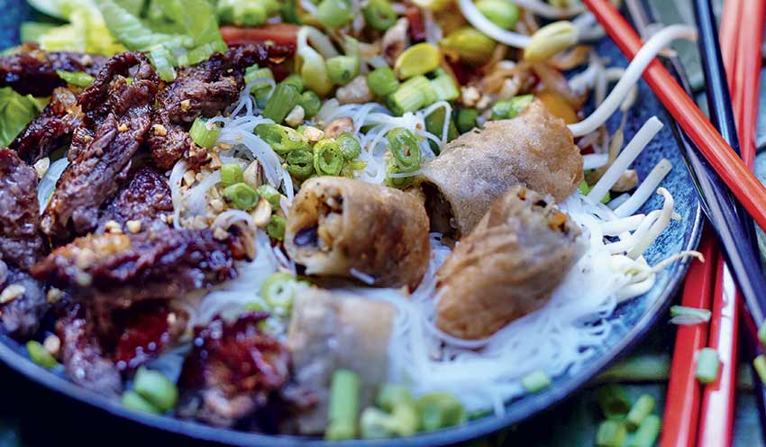 B&ograve; B&uacute;n au boeuf et cacahu&egrave;tes grill&eacute;es