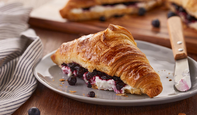 Croissants &agrave; la myrtille, fromage frais et citron vert
