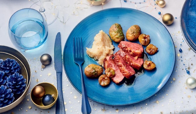 Magret de canard rôti, mirabelles poêlées aux échalotes