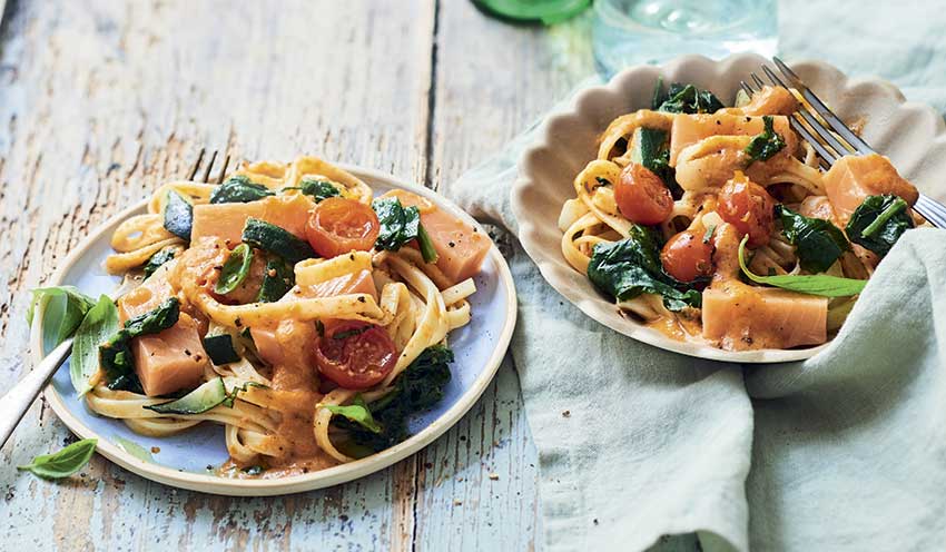 Linguine au saumon ASC, sauce tomatée, légumes — vue 2