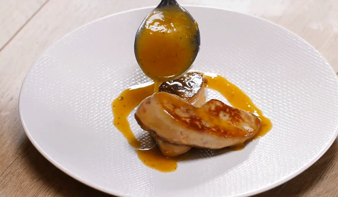 Escalope de foie gras po&ecirc;l&eacute;e, coulis mangue passion