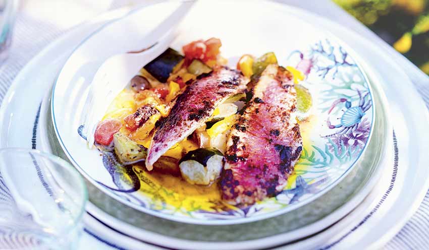 Rouget &agrave; la tapenade et po&ecirc;l&eacute;e de l&eacute;gumes bio