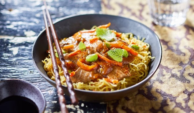 Bœuf aux oignons et nouilles chinoises aux légumes — vue 2