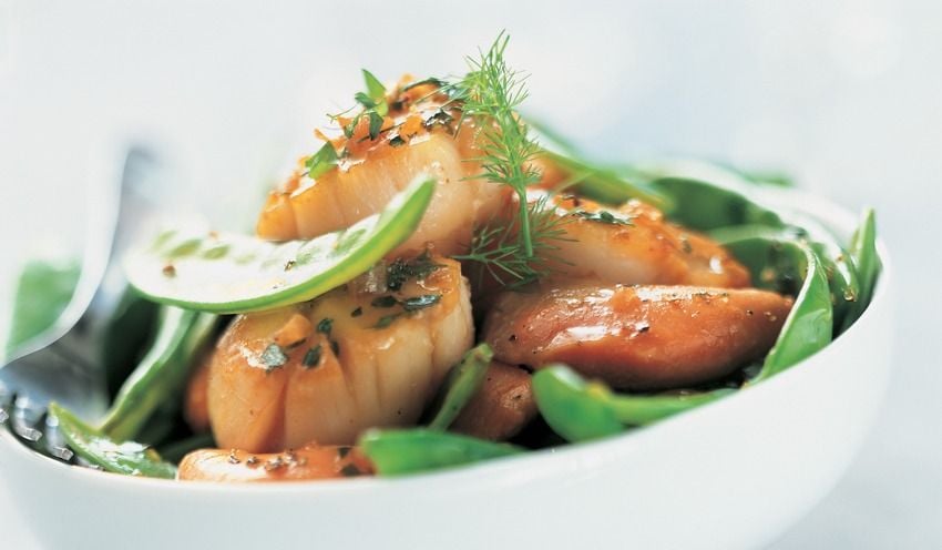 Saint-Jacques juste po&ecirc;l&eacute;es aux herbes, pois gourmands