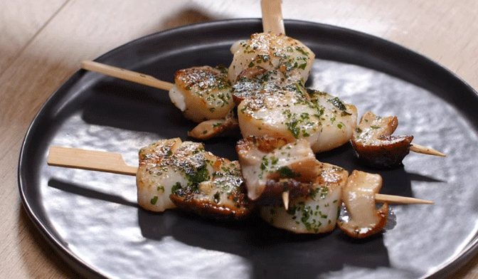 Brochettes de Saint Jacques aux c&egrave;pes