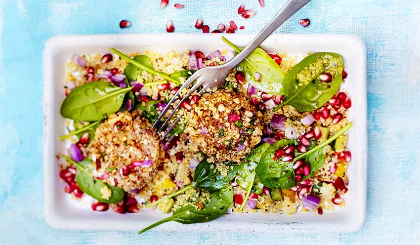 Ch&egrave;vres pan&eacute;s aux noisettes, salade quinoa-grenade