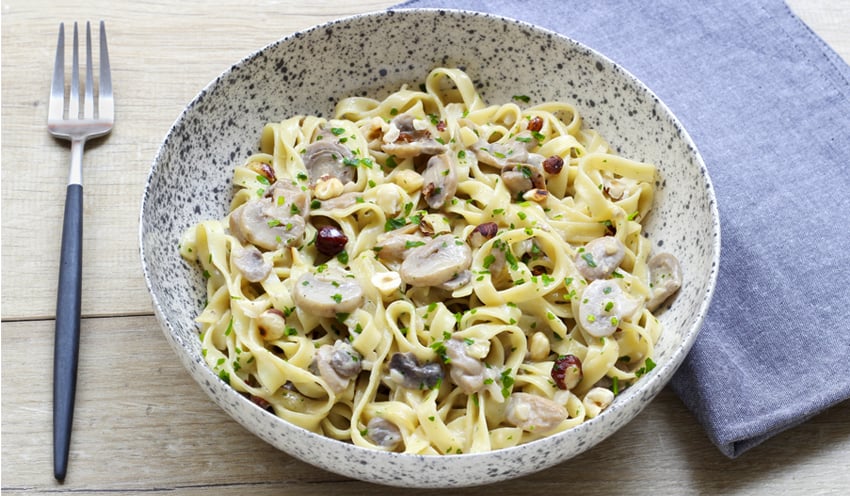 Fettucine cr&eacute;meuses aux champignons, noisettes et persil