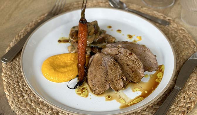 Gigot d'agneau aux &eacute;pices, pur&eacute;e de potimarron et jeunes c&egrave;pes