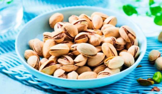 Pistaches grillées salées avec coques — vue 2