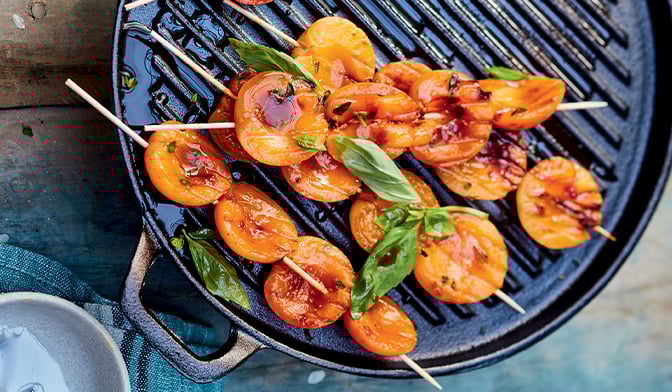 Brochette d&rsquo;abricot au basilic, sirop d'amande et glace au yaourt