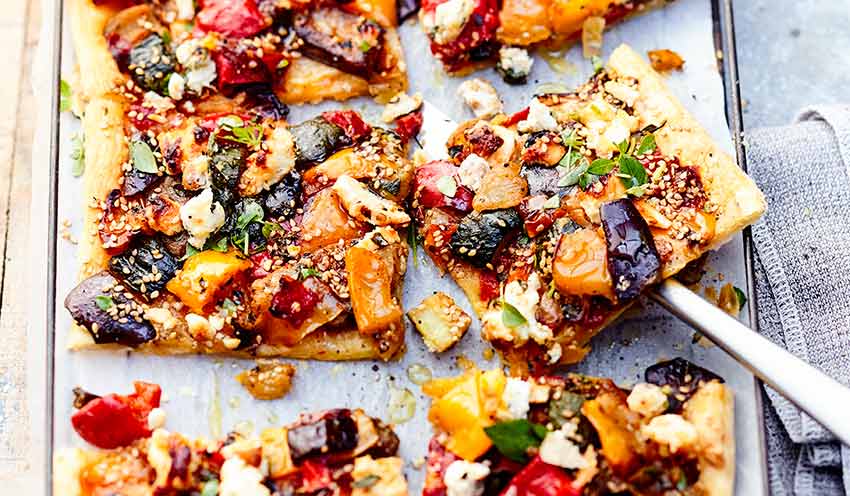 Tarte fine aux l&eacute;gumes grill&eacute;s, s&eacute;same et feta