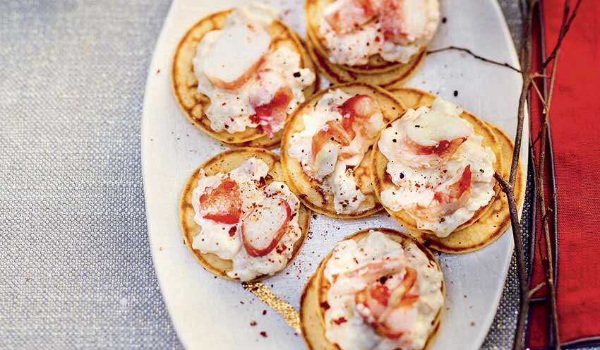 Mini-blinis au crabe royal et piment d&rsquo;Espelette